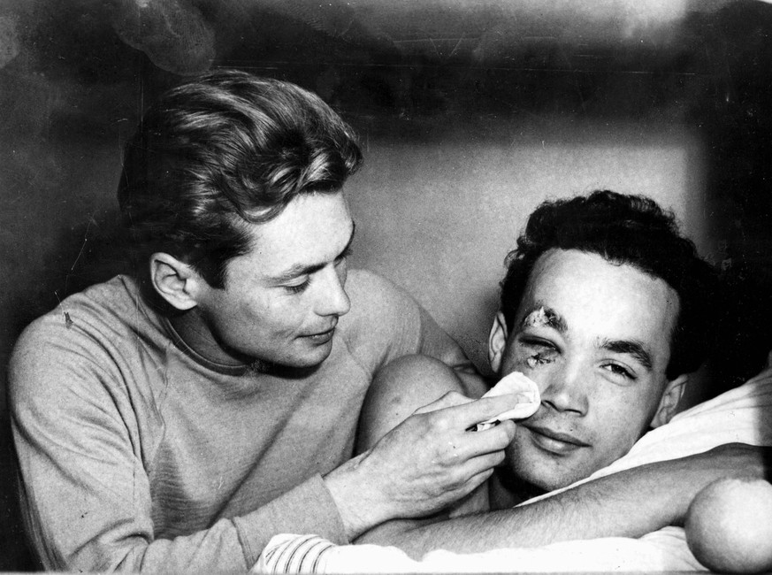 Aus., Melbourne, Olympics, 1956: Ervin Zador (Hungary) gets some medical attention from a team mate, Miklos Martin, after a water polo match against USSR. , Olympia, Olympiade, Olympische Spiele PUBLI ...