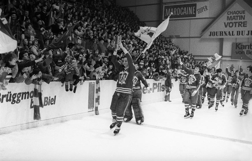 Aldo Zenhaeusern, mit Pokal, und weitere Spieler des EHC Biel feiern am 26. Februar 1978 mit den Zuschauern den erstmaligen Gewinn der Schweizer Eishockeymeisterschaft. (KEYSTONE/Str)