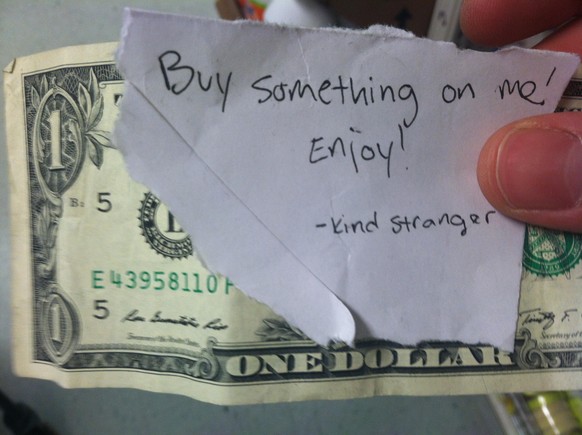 «Kauf dir etwas auf meine Kosten! – Netter Fremder.» Diese Notiz wurde in einem Dollar Store gefunden.