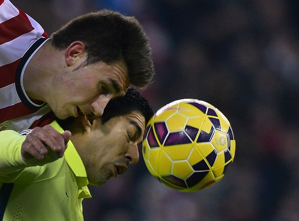Barcelona&#039;s Luis Suarez (R) fights for the ball with Athletic Bilbao&#039;s Aymeric Laporte during their Spanish first division soccer match at San Mames stadium in Bilbao, February 8, 2015. REUT ...