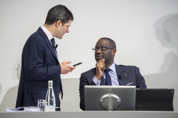 Tidjane Thiam, CEO of Swiss bank Credit Suisse, right, speaks to Adam Gishen, Head of Investor Relations, left, prior the press conference of the full-year results of 2018 in Zurich, Switzerland, Thur ...