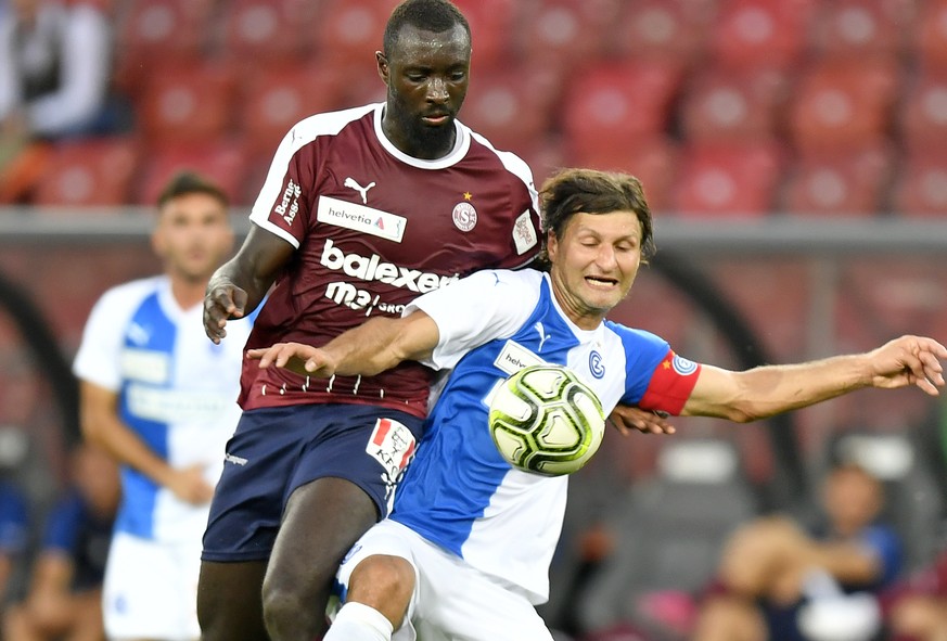 Der Grasshopper Veroljub Salatic, rechts, gegen Servette&#039;s Grejohn Kyei, rechts, beim Fussballcup 1/16 - Finalspiel Grasshopper Club Zuerich gegen Servette FC in Zuerich am Freitag, 13. September ...