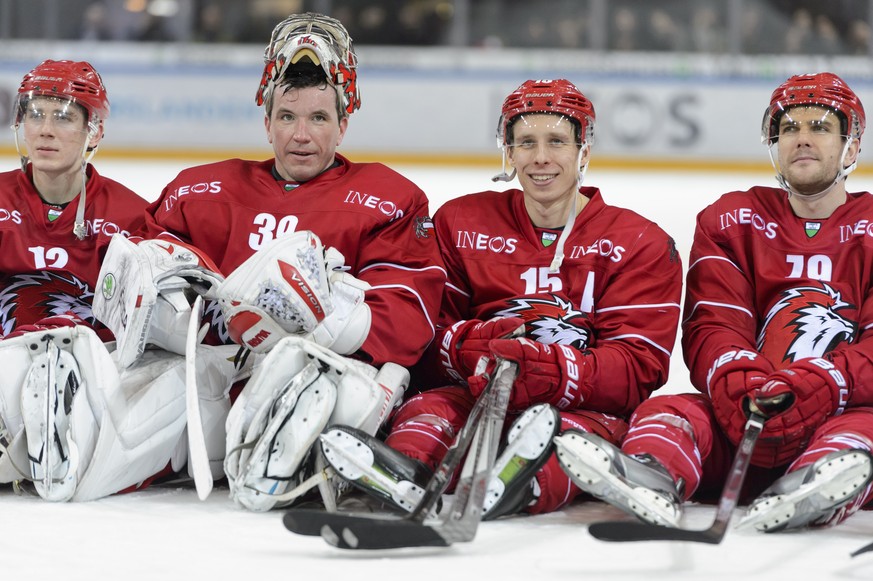 De gauche a droite, les joueurs lausannois Johnny Kneubuehler, le gardien Cristobal Huet, Juha-Pekka Hytoenen et Joel Genazzi saluent le public lors du match du championnat suisse de hockey sur glace  ...