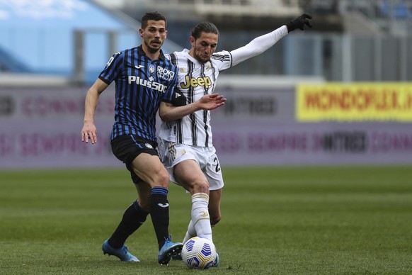 Atalanta&#039;s Remo Freuler, left, and Juventus&#039; Adrien Rabiot fight for the ball during a Serie a soccer match between Atalanta and Juventus, in Bergamo stadium, Sunday, May 18, 2021. (Stefano  ...