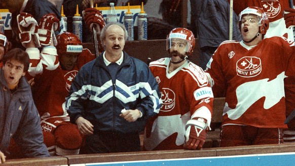 Trainer Simon Schenk und die Spieler der Schweizer Eishockey-Nationalmannschaft jubeln nach dem 4 zu 1 Sieg gegen Frankreich, aufgenommen am 8. April 1990 in Megeve bei der Eishockey-B-Weltmeisterscha ...