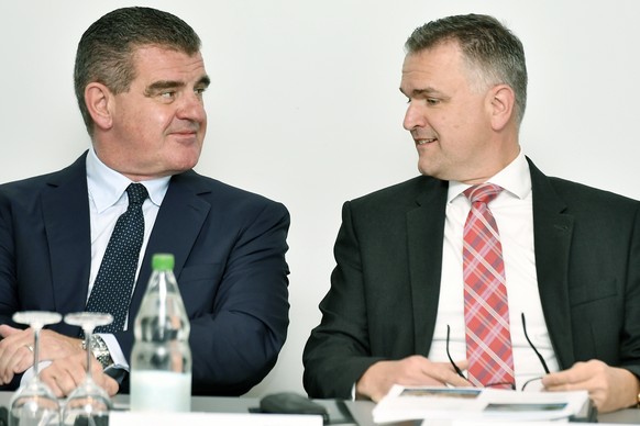 Peter Spuhler, links, VR - Praesident Stadler Rail AG und Thomas Ahlburg, rechts, CEO an der Jahresmedienkonferenz in Bussnang am Freitag, 15. Juni 2018. (KEYSTONE/Walter Bieri)