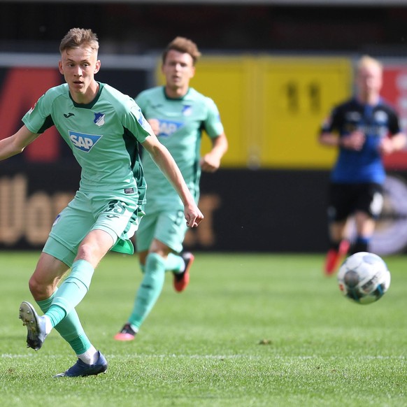 SC Paderborn - TSG 1899 Hoffenheim, 23.05.2020 v.l. Sebastian Schonlau SC Paderborn 13 mit Maximilian Beier TSG 1899 35, Foto: Edith Geuppert/GES /Pool / Rauch / nordphoto DFL regulations prohibit any ...