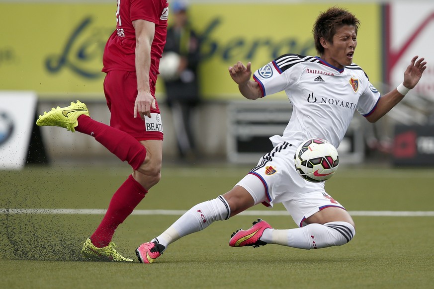Kein Penalty – Yoichiro Kakitani setzt beim Debüt für den FC Basel vergeblich zur Flugeinlage an.