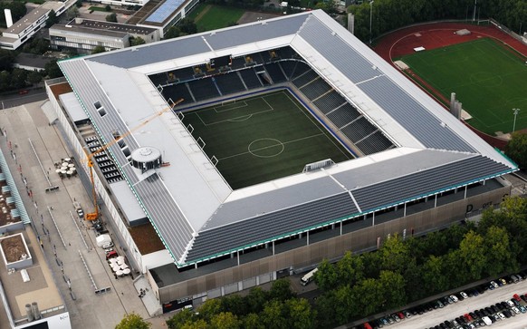 HANDOUT - Luftaufnahme des Fussballstadions Stade de Suisse in Bern, mit der Solaranlage auf dem Dach, am Dienstag 15. August 2007. Die BKW FMB Energie AG hat den Vollausbau des weltgroessten, stadion ...