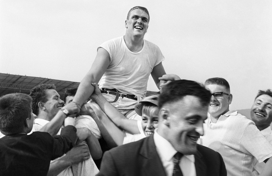 Karl Meli is carried on the shoulders of his colleagues after his victory at the Swiss Wrestling and Alpine Festival in Aarau, canton of Aargau, Switzerland, on August 16, 1964. (KEYSTONE/Str)

Karl M ...