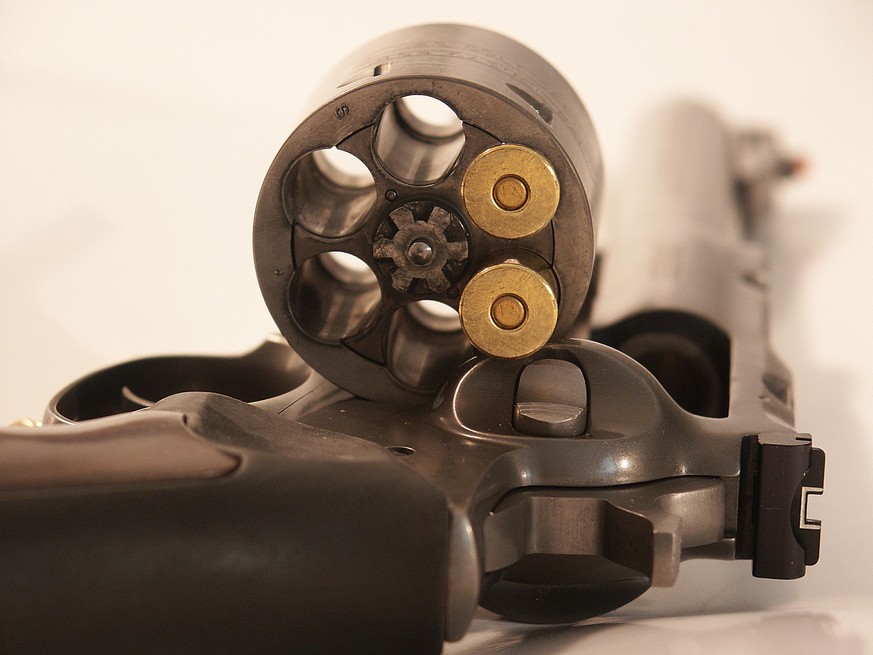 Revolver, zwei Patronen, russisches Roulette (SYmbolbild)