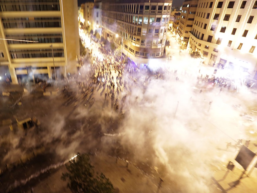 Die Polizei reagiert mit Tränengas auf Proteste gegen die Regierung im Libanon.