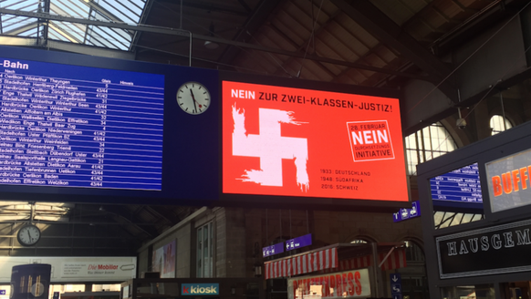 Hakenkreuz-Plakat neben Fahrplan: Hauptbahnhof&nbsp;Zürich.