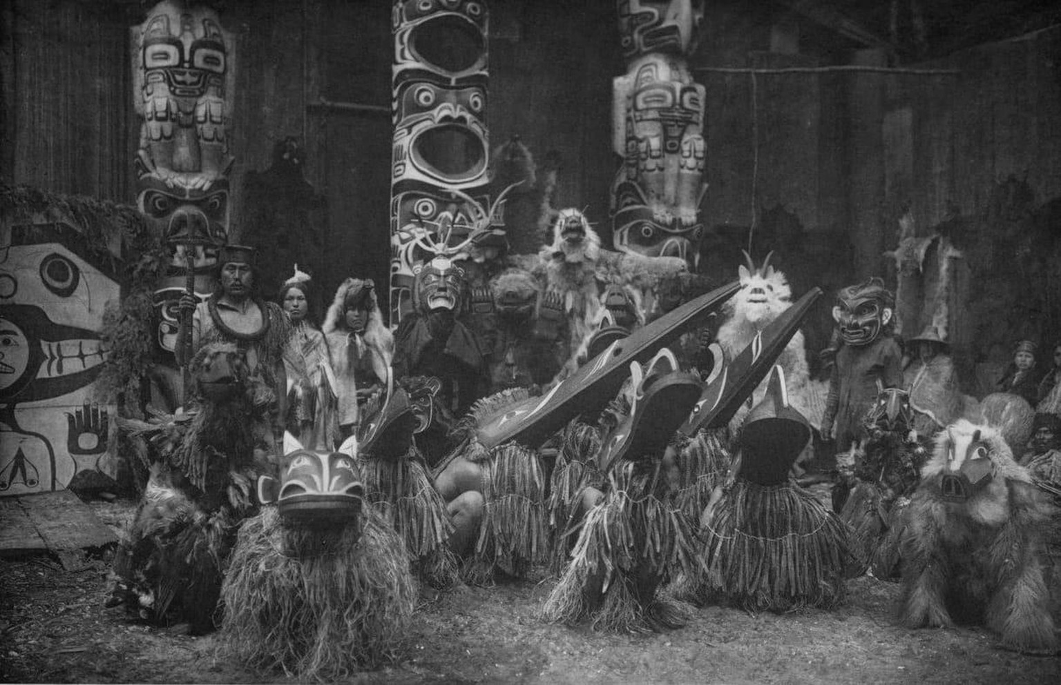 Ein Potlatch ist ein Fest der amerikanischen Indianer der nordwestlichen Pazifikküste, bei dem in ritueller Weise Geschenke verteilt oder ausgetauscht werden. Er wurde im Zuge der Änderung des Indian  ...