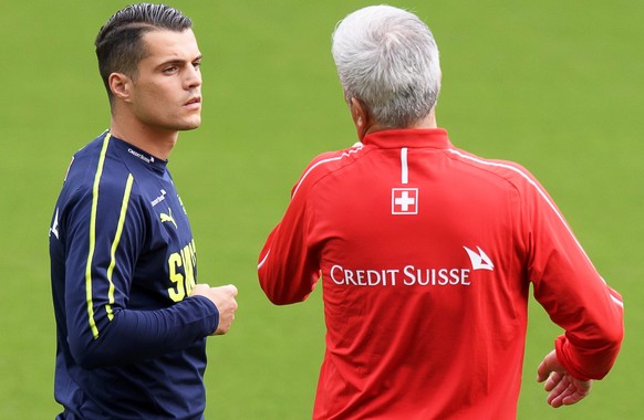 epa06780889 Swiss national soccer team head coach Vladimir Petkovic (R) gives instructions to Granit Xhaka (L) during their team&#039;s training session at La Ceramica stadium in Villarreal, Spain, 02 ...