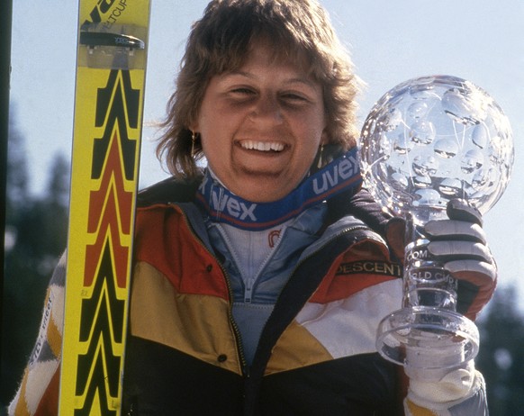 Die Schweizer Skirennfahrerin Brigitte Oertli posiert am Ski Weltcup 1988 in Heavenly Valley, USA, mit der Glastrophaee. (KEYSTONE/Keller)