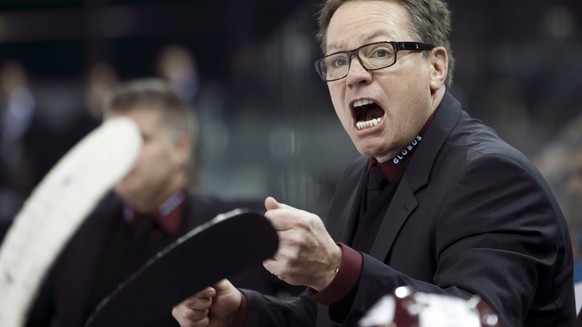 Geneve-Servette&#039;s Head coach Chris McSorley shouts against his players, during the game of National League A (NLA) Swiss Championship between Geneve-Servette HC and EHC Kloten Flyers, at the ice  ...