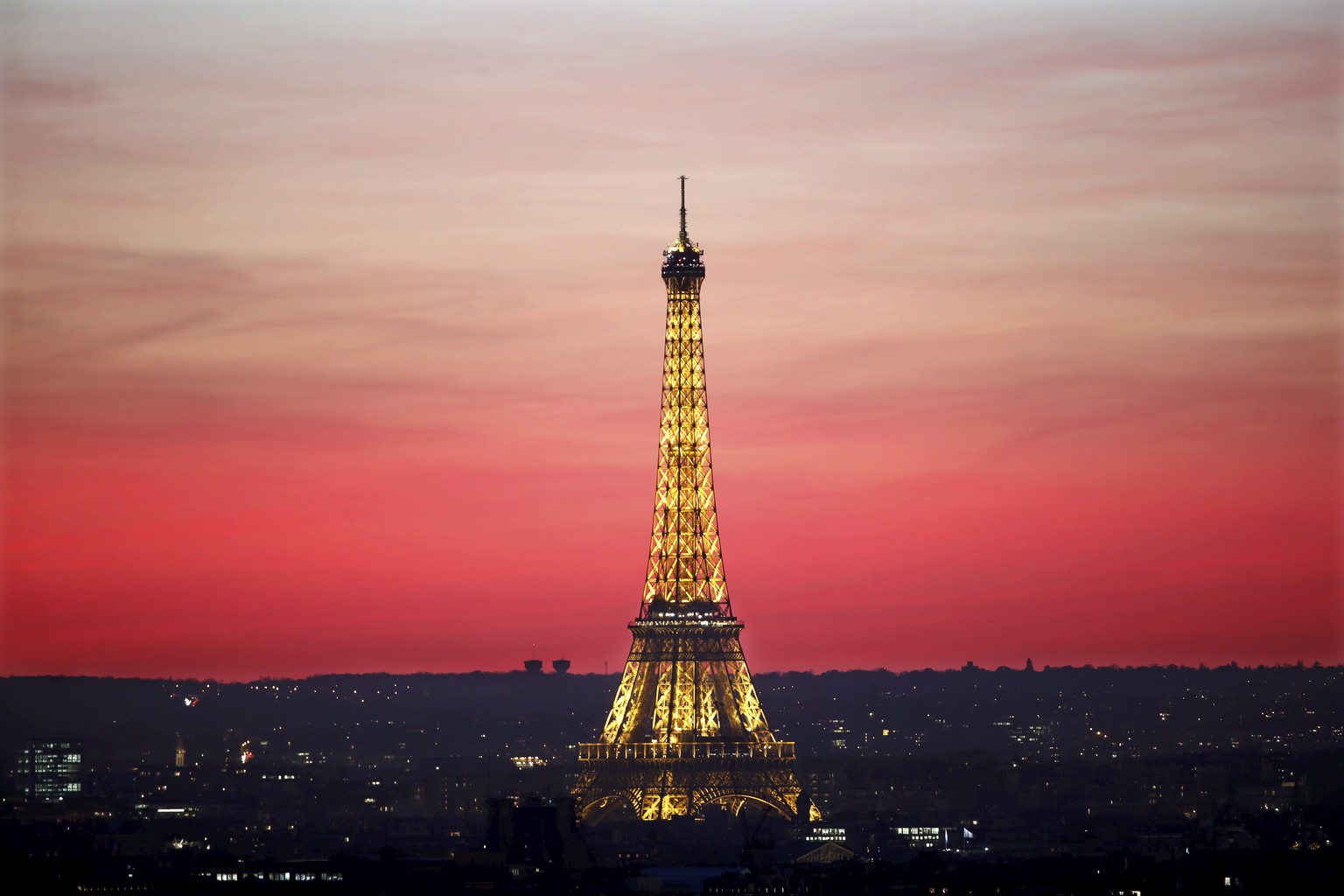 FILE PHOTO - The Eiffel Tower is seen at sunset in Paris, France, one of the Olympics 2024 bid cities, November 9, 2015. REUTERS/Charles Platiau/File Photo