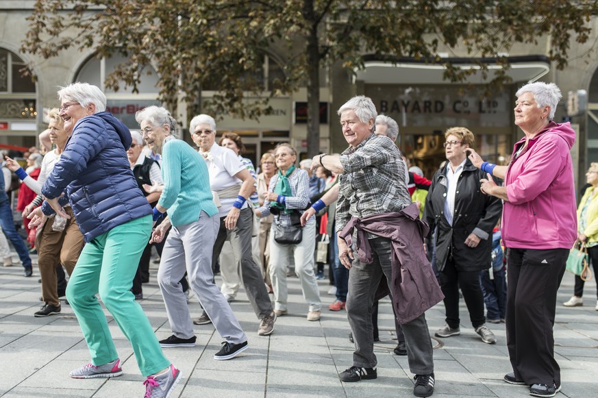 Impression vom Weltseniorentag, am Samstag, 1. Oktober 2016, auf dem Alexanderplatz in Chur. Das Gesundheitsamt Graubuenden organiserte einen Tanz-Flashmob mit rund 300 Seniorinnen und Senioren. (PPR/ ...