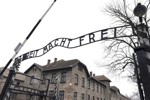 Die Torinschrift beim KZ Auschwitz.