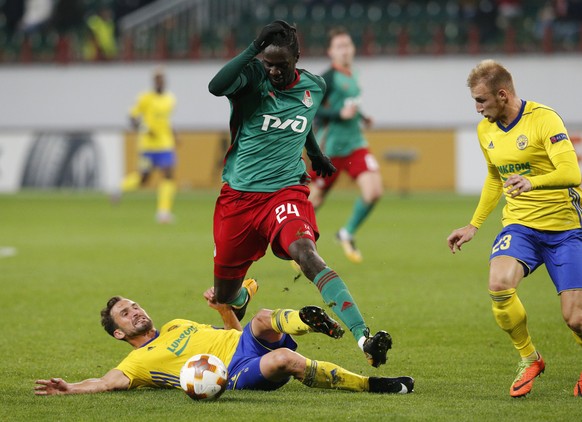 epa06233360 Eder (C) of Lokomotiv in action during the UEFA Europa League Group F soccer match between Lokomotiv Moscow and FC Zlin, in Moscow, Russia, 28 February 2017. EPA/SERGEI CHIRIKOV