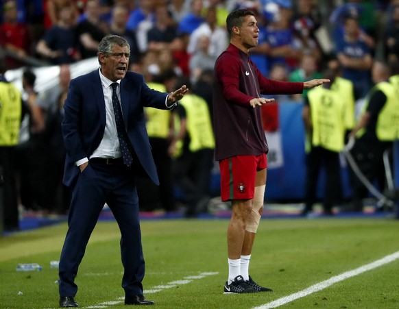 epa05419611 Cristiano Ronaldo (R) of Portugal gestures next to coach Fernando Santos during the UEFA EURO 2016 Final match between Portugal and France at Stade de France in Saint-Denis, France, 10 Jul ...