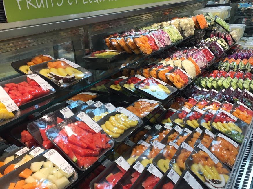 Geschnittene Früchte in einer Filiale der französischen Supermarkt-Kette Géant Casino.