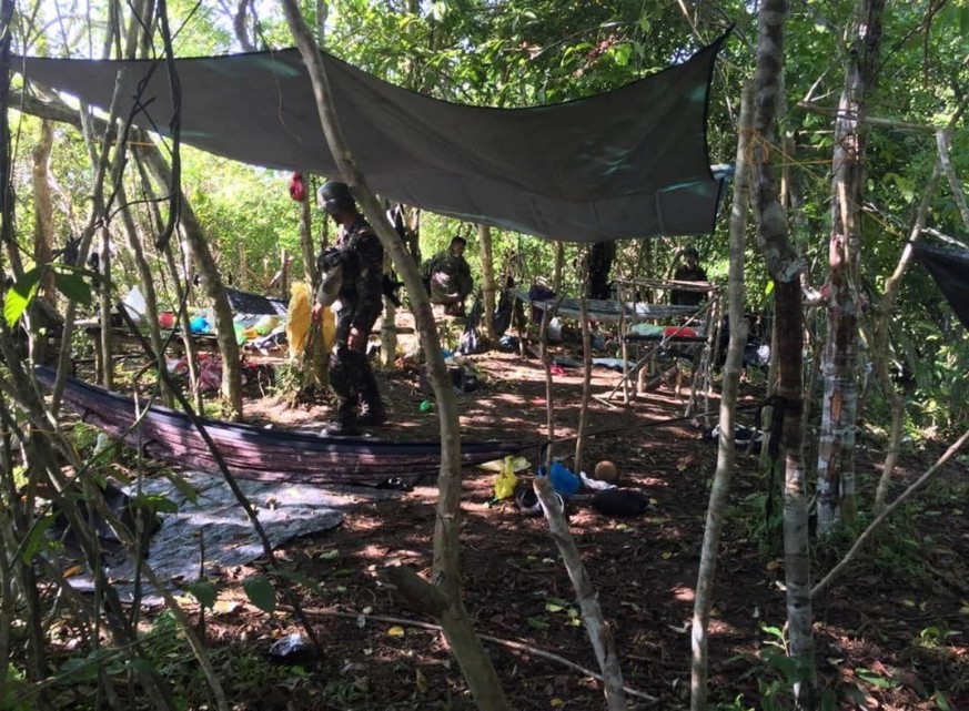 epa07614820 A handout photo made available 31 May 2019 by the Armed Forces of the Philippines - Joint Task Force Sulu shows Filipino soldiers inspecting a temporary shelter, where Ewold Horn, a Dutch  ...