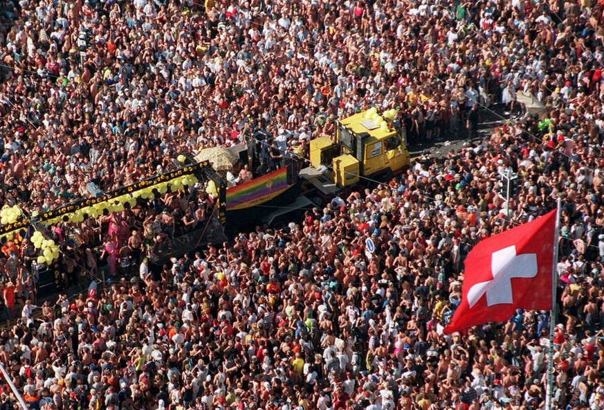 Aerial view of &#039;rave&#039;-cortege during the 7th edition of the Rave Street Parade in Zurich, Switzerland, August 8, 1998. Hundreds of thousand techno-fans from all over Europe take part in the  ...
