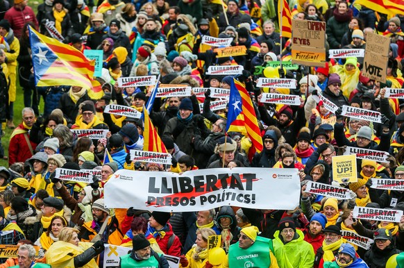 epa06374107 Thousands of Catalonian people rally to protest for the Independence of Catalonia, in Brussels, Belgium, 07 December 2017. A Spanish Court ruled on 04 December 2017 to grant probation to s ...