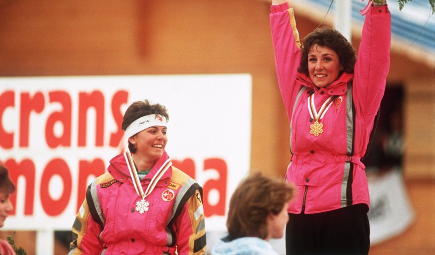 Die Schweizer Skirennfahrerin Maria Walliser freut sich auf dem Podest ueber ihren Super G Sieg an der Weltmeisterschaft 1987 in Crans-Montana. Links daneben steht die zweitplazierte Teamkollegin Mich ...