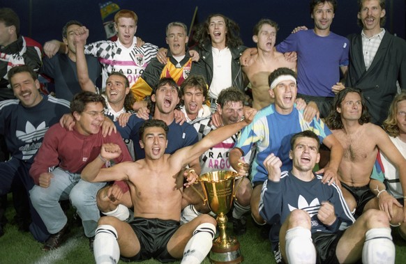 Die Spieler des FC Aarau feiern am 13. Juni 1993 im eigenen Stadion den Schweizermeister-Titel. Vorne links sitzend mit nacktem Oberkoerper, Roberto di Matteo, rechts mit Stirnband, Petar Aleksandrov. ...