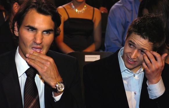 Tennisspieler Roger Federer und Motorradfahrer Thomas &#039;Tom&#039; Luethi, von links, fiebern vor den Sports Awards 2005 Auszeichnungen am Samstag, 17. Dezember 2005 in Bern der Entscheidung entgeg ...