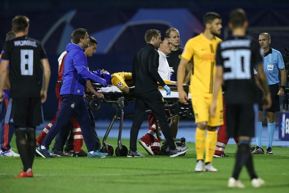 epa06979561 YB&#039;s Miralem Sulejmani is carried away on a stretcher during the UEFA Champions League 2nd leg playoff match between Dinamo Zagreb and BSC Young Boys (YB), in Zagreb, Croatia, 28 Augu ...