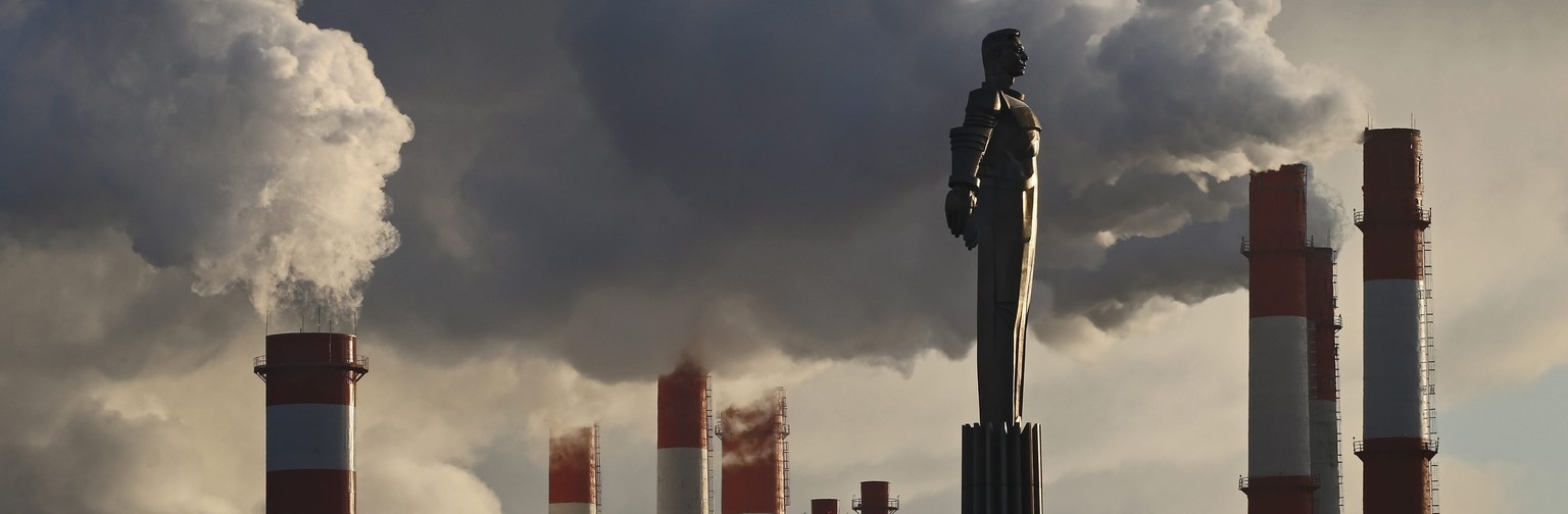 epaselect epa05673978 The monument of the first cosmonaut Yuri Gagarin is seen in front of smoke rising from factory chimneys in Moscow, Russia, 13 December 2016. Temperature dropped to minus 13 degre ...