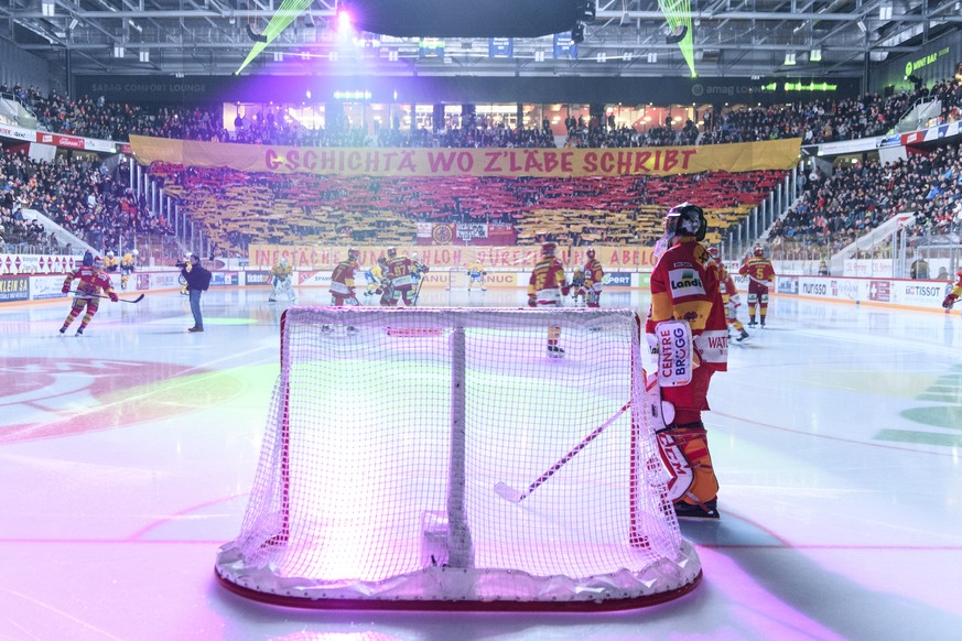 Die Bieler Fans der Tribune Sud feuern ihre Mannschaft an, im ersten Eishockey Playoff-Viertelfinalspiel der National League zwischen dem HC Biel und dem HC Davos, am Samstag, 10. Maerz 2018, in der T ...