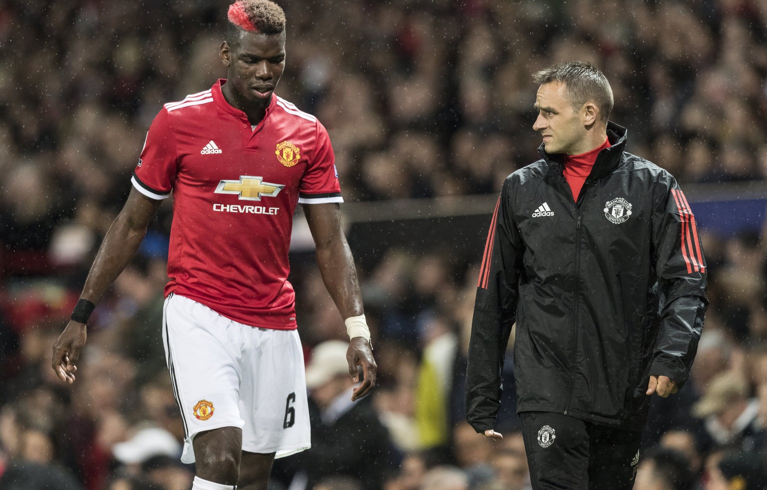 epa06200660 Manchester United&#039;s Paul Pogba (L) leaves the pitch injured during the UEFA Champions League soccer match between Manchester United and FC Basel 1893 at the Old Trafford Stadium, in M ...