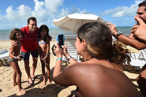 Stephan Lichtsteiner posiert geduldig mit Touristen für ein Erinnerungsfoto.&nbsp;