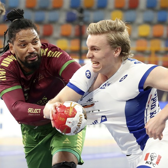 epa08937914 Gisli Porgeir Kristjansson (R) of Iceland in action against Gilberto Duarte (L) of Portugal during the match between Portugal and Iceland at the 27th Men&#039;s Handball World Championship ...
