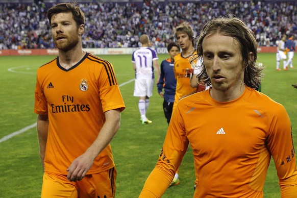 Xabi Alonso und Luka Modric steht die Enttäuschung über die verspielte Titelchance ins Gesicht geschrieben.&nbsp;