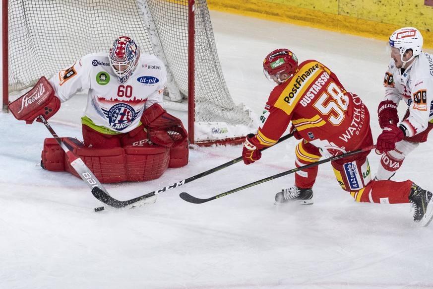 Biels Anton Gustafsson, Mitte, versucht sich gegen Rapperswils Goalie Melvin Nyffeler, links, und Danny Kristo durchzusetzen, beim Eishockey Meisterschaftsspiel der National League zwischen dem EHC Bi ...