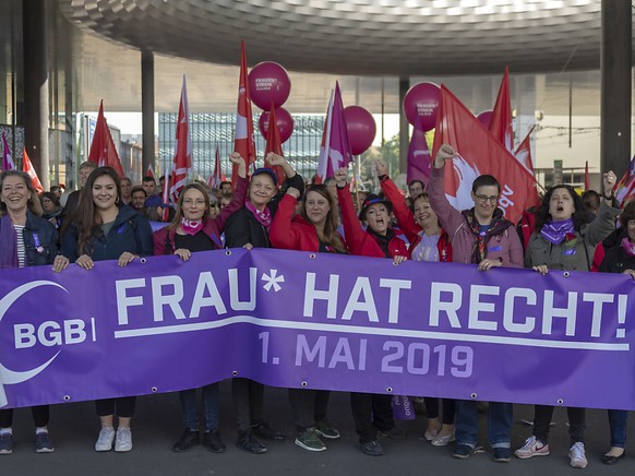 Der Tag der Arbeit wurde auch in den Dienst des Frauentags vom 16. Juni gestellt: Mit violetten Plakaten wurde wie etwa hier in Basel für den nationalen Frauenstreik mobilisiert.