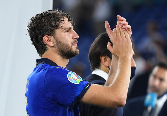 epa09278339 Italy&#039;s Manuel Locatelli applauds fans after the UEFA EURO 2020 group A preliminary round soccer match between Italy and Switzerland in Rome, Italy, 16 June 2021. EPA/Ettore Ferrari / ...