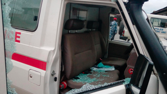 Bei einem Fahrzeug des Roten Kreuzes wurden Scheiben eingeschlagen.