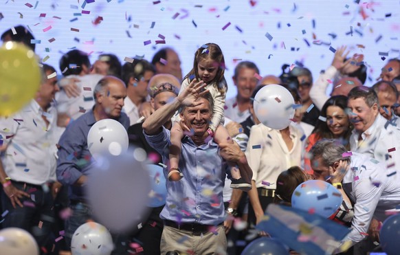 Nach zwölf Jahren mit linksgerichteten Regierungen in Argentinien hat am Sonntag der Wirtschaftsliberale Mauricio Macri die Wahlen gewonnen.&nbsp;