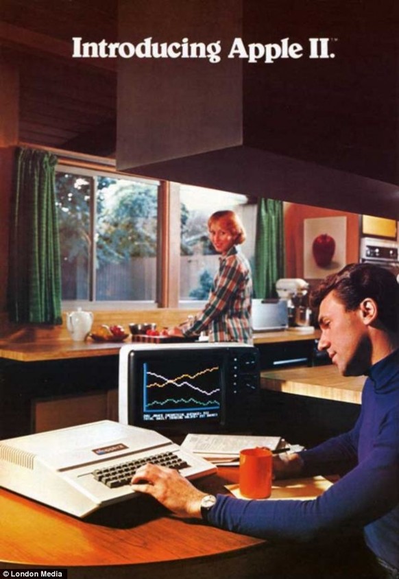 Der Apple II war ein Vorläufer der Apple-Macintosh-Reihe: Die brave Hausfrau schaut zu, wie der geliebte Gatte etwas furchtbar Kluges am Compi macht ...
