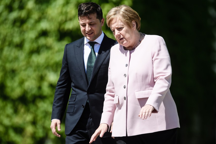 epa07655400 German Chancellor Angela Merkel (R) and Ukraine&#039;s President Volodymyr Zelensky during a reception with military honors at the Chancellery in Berlin, Germany, 18 June 2019. German Chan ...