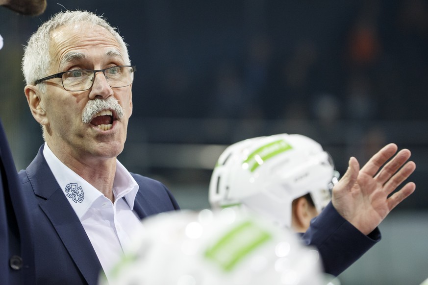 Head coach Mike McNamara instructs his players, during the game of National League A (NLA) Swiss Championship between Geneve-Servette HC and HC Biel-Bienne, at the ice stadium Les Vernets, in Geneva,  ...