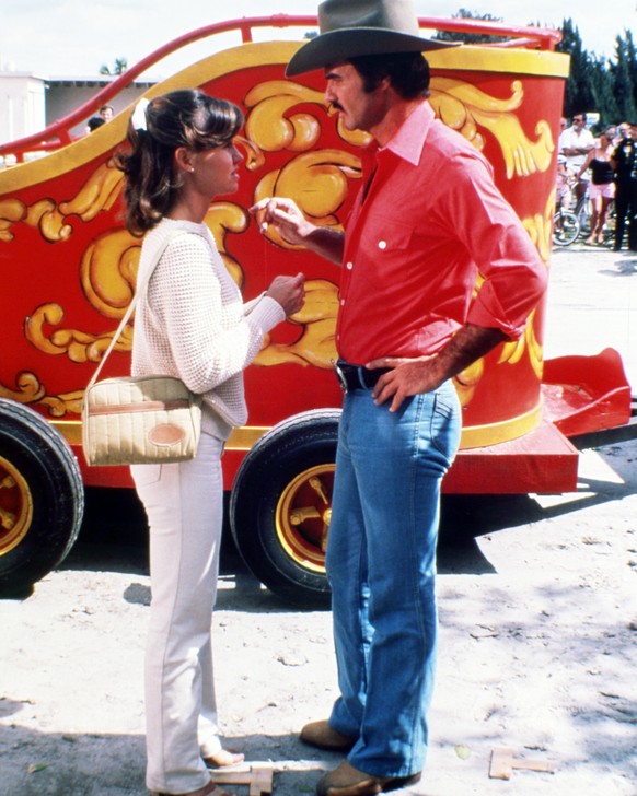 American actors Burt Reynolds, as Bo Darville, and Sally Field, as Carrie, in &#039;Smokey And The Bandit&#039;, directed by Hal Needham, 1977. (Photo by Silver Screen Collection/Getty Images)