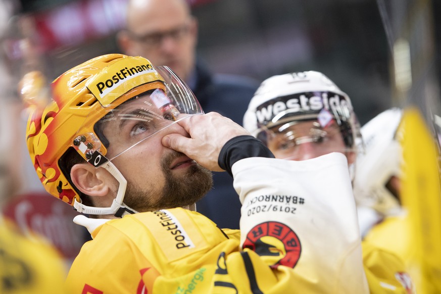 Le top scorer bernois Mark Arcobello montre sa deception sur le banc lors du match du championnat suisse de hockey sur glace de National League entre le Lausanne HC et le SC Bern ce samedi 29 fevrier  ...